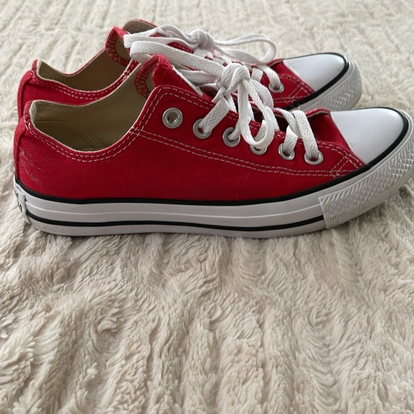 Converse Chuck Taylor All Star Red Shoes Sneakers Women’s Size 7 Men’s Size 5 - Picture 2 of 8